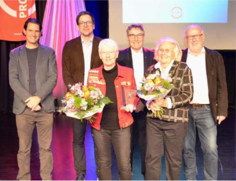 Gaggenauer Sportlerpersönlichkelt: Getraud Spltschan (rechts) zeichnet Anette Kühn (links) vom TB Gaggenau mit dem Hanns-Spitschan-Prels aus. Foto: Jochachim Kocher